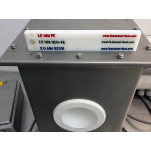 Three labeled plastic rulers on a metal box with Goring Kerr DSP2 Pipeline Metal Detector 4" show thicknesses: 1.5 mm FE, 1.5 mm NON-FE, 2.0 mm SS316.